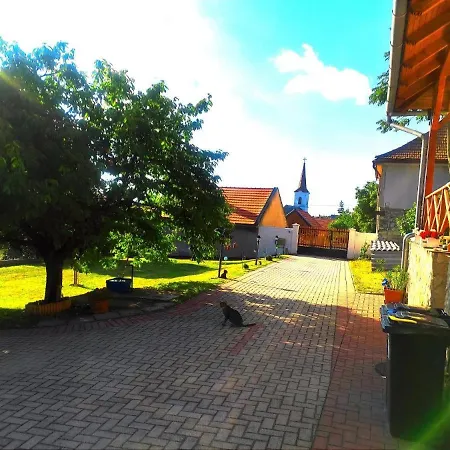 Szandra Vendeghaz Hotel 3*