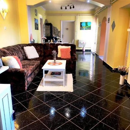 Szandra Vendeghaz Hotel