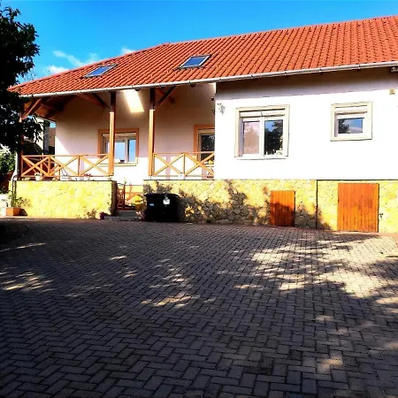 Szandra Vendeghaz Hotel Osku